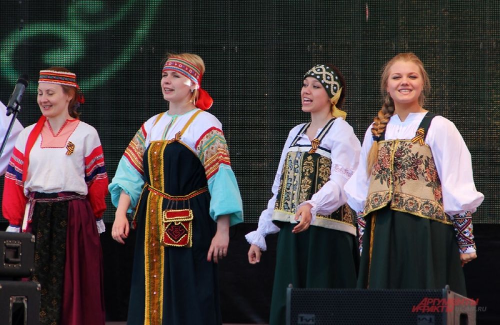 Концертная программа на центральной площади города.