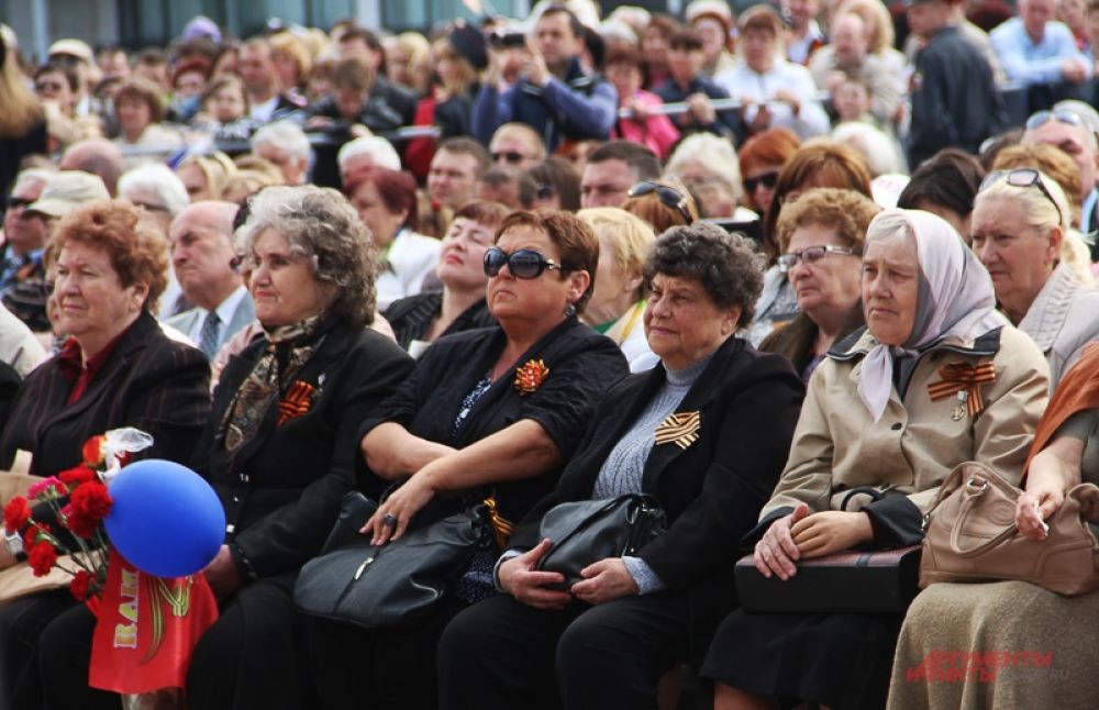 Концерт. Ветераны в первых рядах.