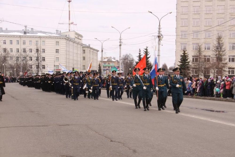 Торжественное прохождение войск по улицам города.