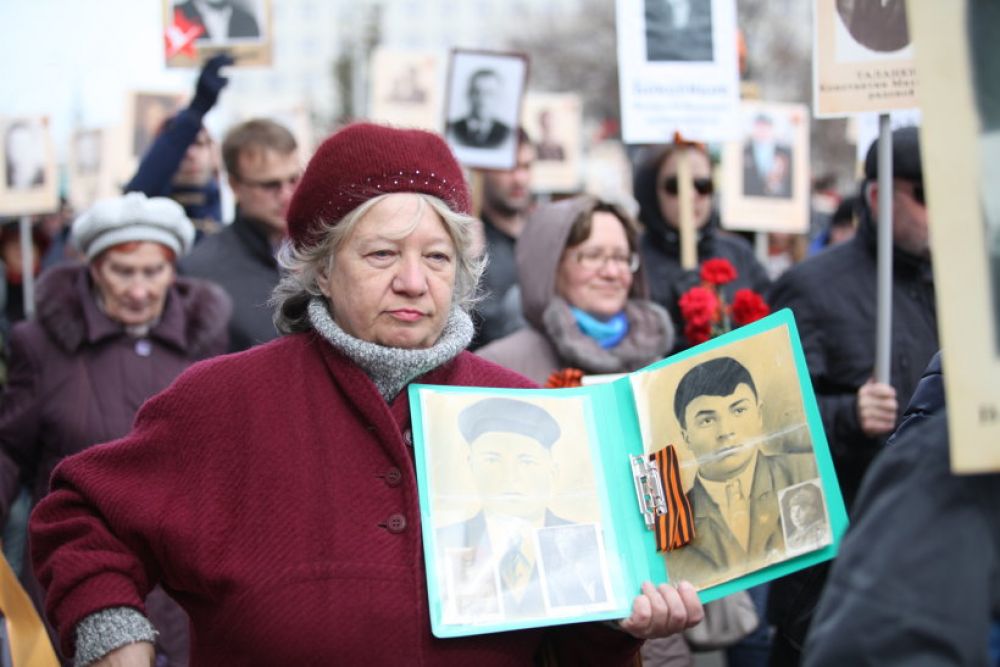 Любой желающий с портретом родственника мог принять участие в шествии.