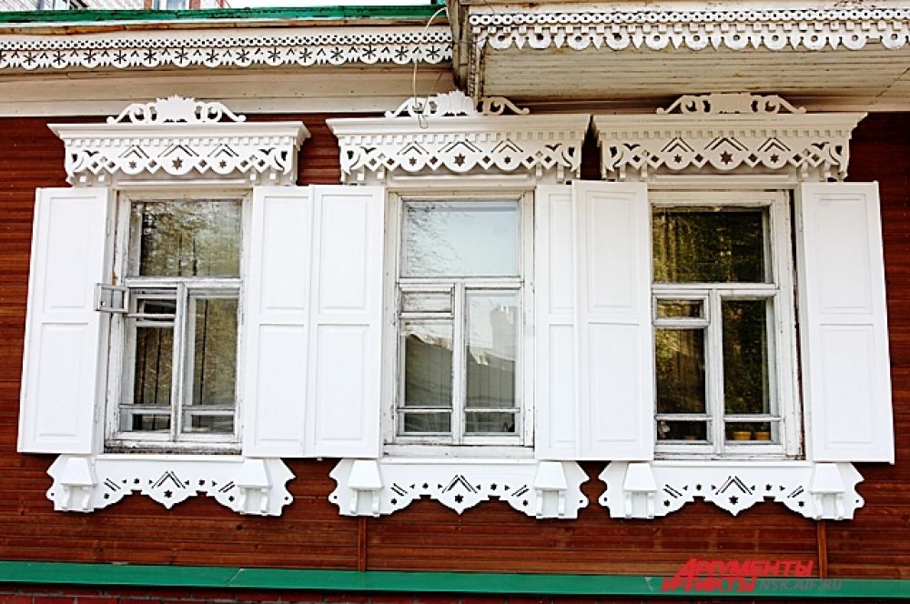 Декор дома выполнен с применением элементов разных стилевых направлений.