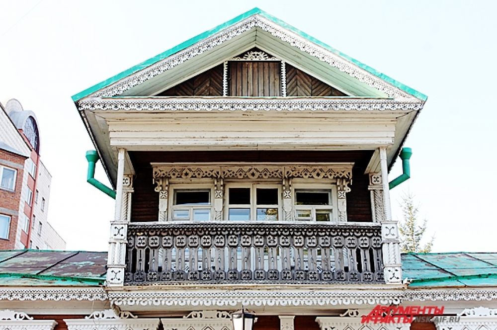 В доме жил купец Рунин, торговавший чаем и сахаром.