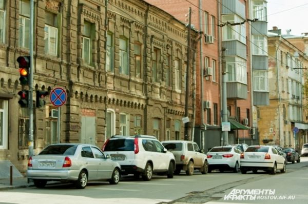 Из-за отсутствия стоянок ростовские водители паркуются в два ряда.