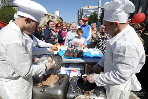 В передвижных армейских кухнях для гостей праздника было приготовлено 80 килограмм гречки c тушёнкой.