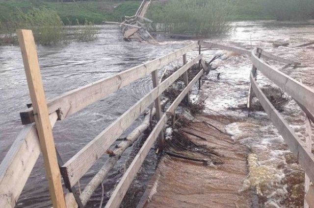 Мост не выдержал сильного течения реки