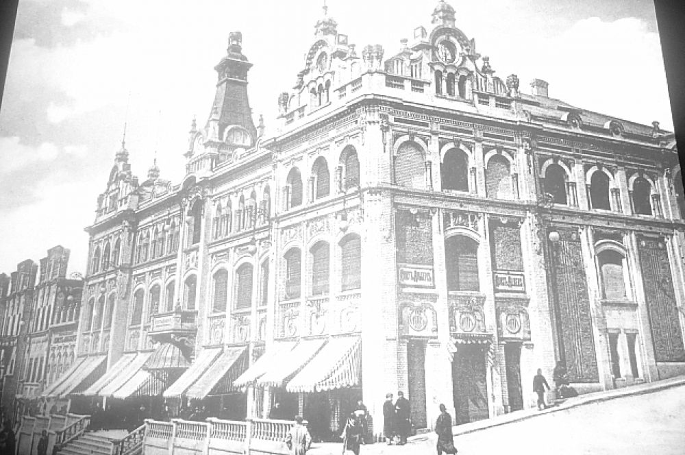 Здание торгового дома Кунста и Альберса (ныне ГУМ).