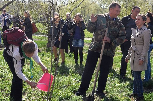 Министр А. Винокуров первым посадил дерево на аллее журналистов.