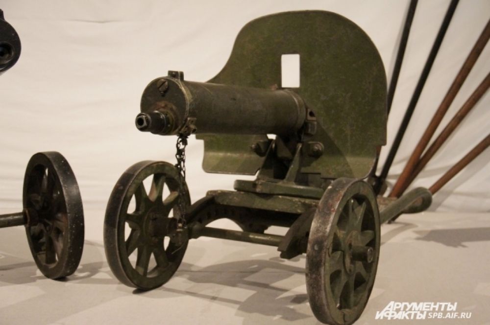 Экспонат выставки - станковый пулемет образца 1910 г. на станке Соколова. Россия
