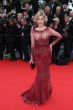 В строгом, но чувственном платье бордового цвета на красной ковровой дорожке появилась легенда мирового кино – Джейн Фонда.