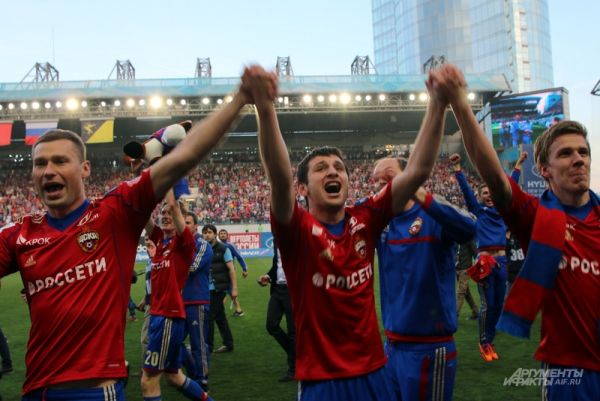 Первое, что игроки ЦСКА сделали - поблагодарили фанатов