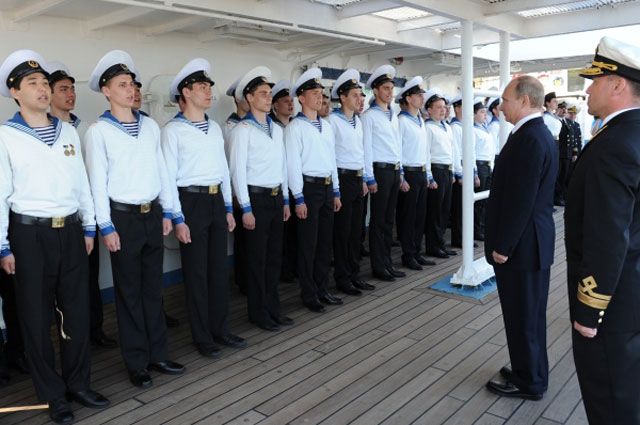 Владимир Путин во время посещения учебного парусника «Мир» - участника парусной международной черноморской регаты в Сочи. 