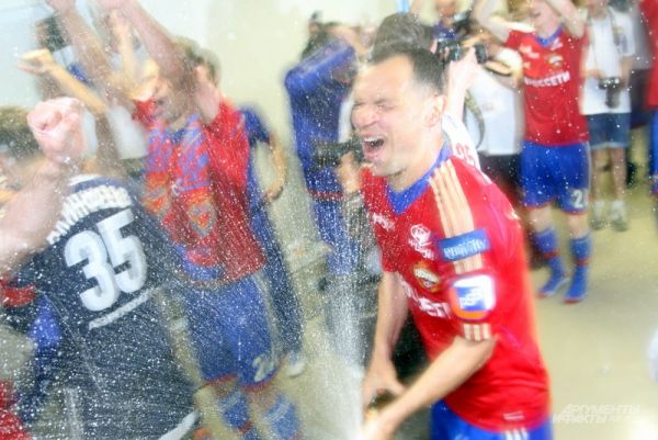 Традиционный душ из чемпионского шампанского в раздевалке ЦСКА