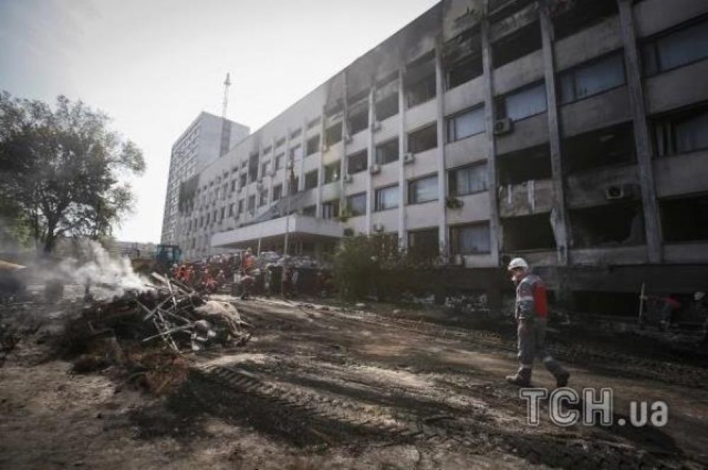 Шахтеры и милиционеры разбирают баррикады в Мариуполе
