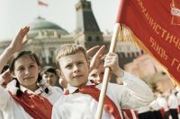 Московские школьники, которых только что приняли в пионеры, идут по Красной площади, 1965 год.