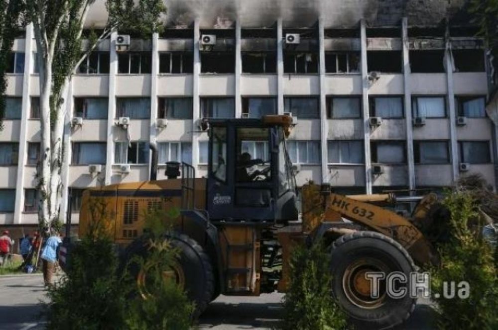 Шахтеры и милиционеры разбирают баррикады в Мариуполе