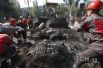 Шахтеры и милиционеры разбирают баррикады в Мариуполе