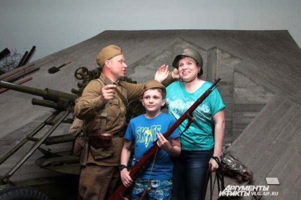 В музее-панораме «Сталинградская битва» можно было сфотографироваться в военной форме и с оружием.