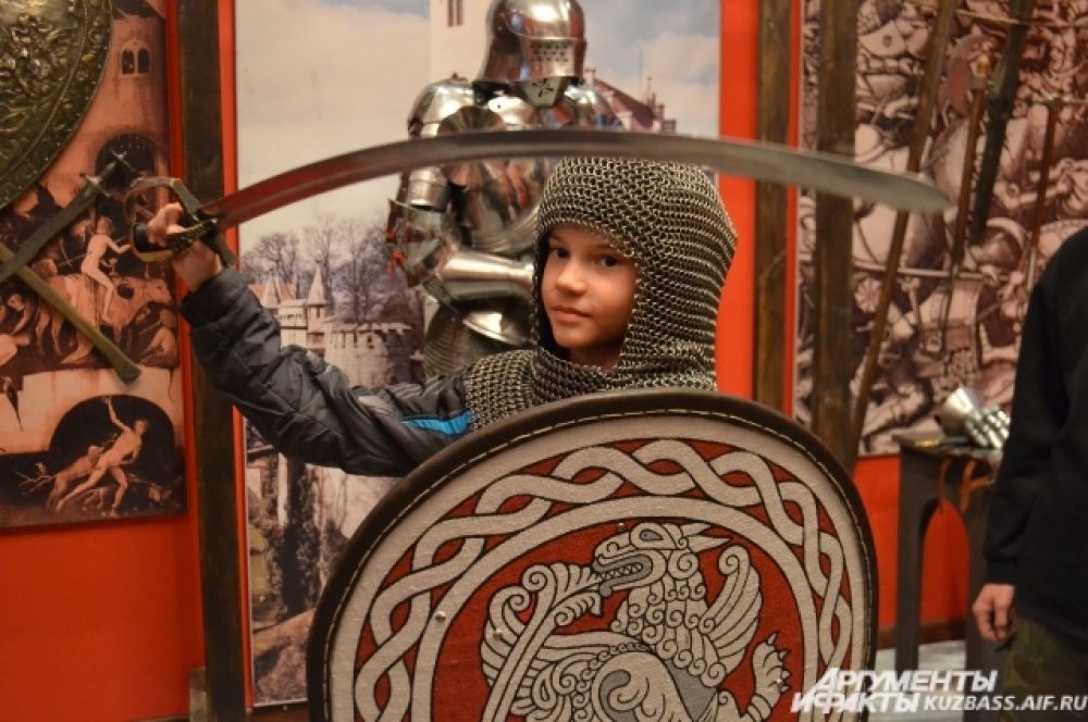 В Музейную ночь посетителям разрешали примерить кольчугу, форму красноармейца, маскировочный костюм разведчика, а также подержать в руках щиты, мечи и сабли.