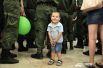 На экскурсию в музей Машкова пришли военные, многие из них взяли с собой детей. 