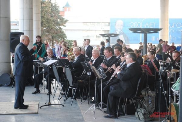 Вечер на площади 100-летия открыл ульяновский симфонический оркестр.
