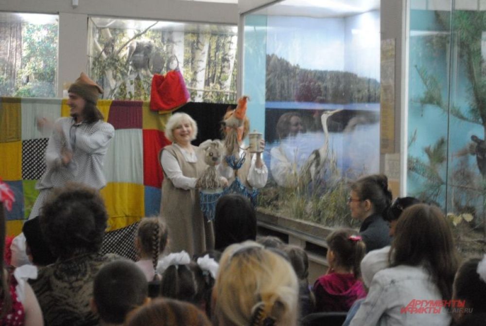 В зале природы к детям пришли артисты театра кукол.