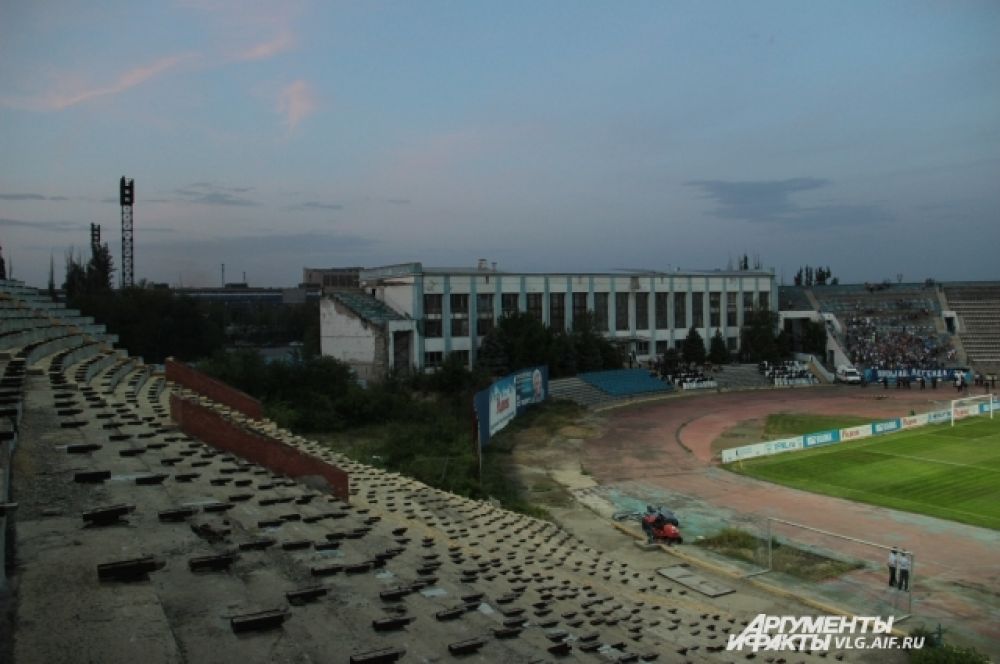 Разрушенная трибуна Центрального стадиона. 