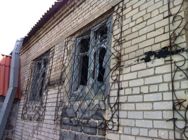 В Славянске террористы обстреляли детский центр и снарядами разрушили несколько домов