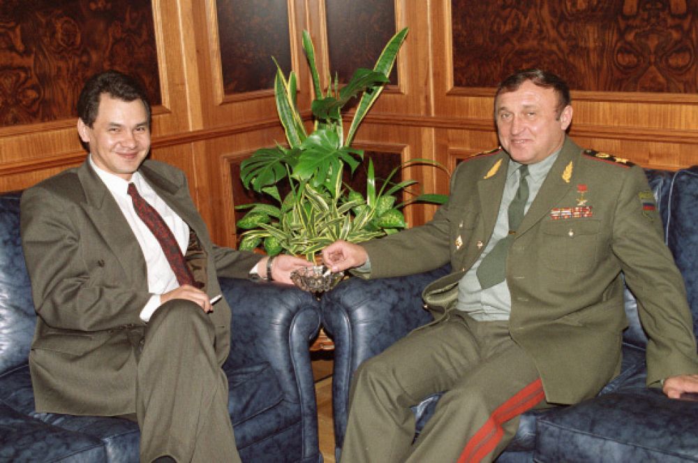 В 1991 году Сергей Шойгу стал председателем Российского корпуса спасателей и председателем Государственного комитета по чрезвычайным ситуациям – с этого момента начался этап его карьеры, связанный с МЧС.