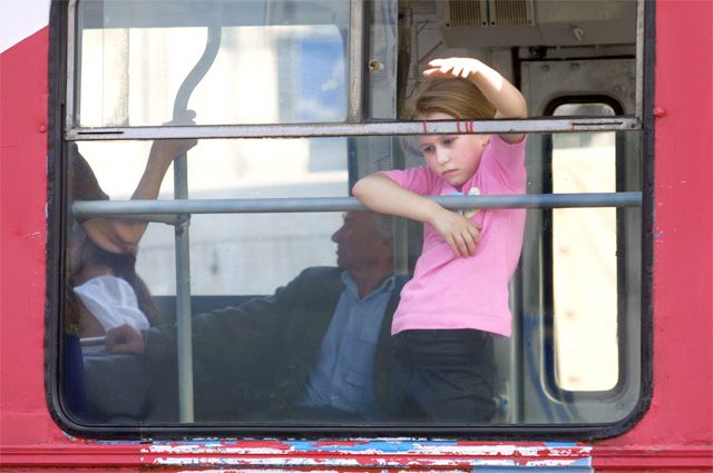 В окне автобуса поплыл военкомат. Человек в окне автобуса. Высовываться из окна автобуса. Окна в транспорте. Пассажиры в окне автобуса.