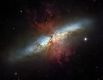 Спиральная галактика Сигара с мощным звездообразованием в созвездии Большая Медведица. В центре галактики расположена сверхмассивная чёрная дыра, масса которой превышает массу Солнца в 30 миллионов раз.