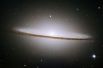 Спиральная галактика Сомбреро. Находится на расстоянии 28 млн световых лет от Земли. Недавние исследования показывают, что на самом деле Сомбреро является двумя галактиками – плоская спиральная находится внутри эллиптической.