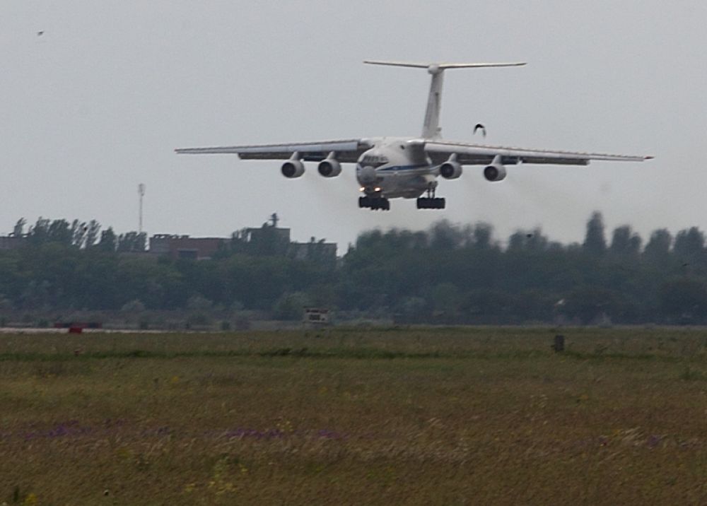 Боевой самолет на взлете в Николаеве