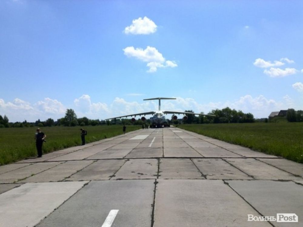Взлетная полоса и военный самолет в Луцке