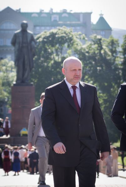 Спикер Верховной Рады Александр Турчинов у памятника Т. Шевченко