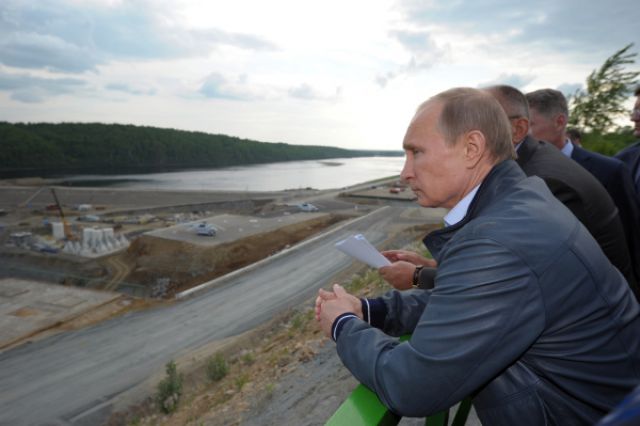 Владимир Путин во время посещения Нижне-Бурейской ГЭС.