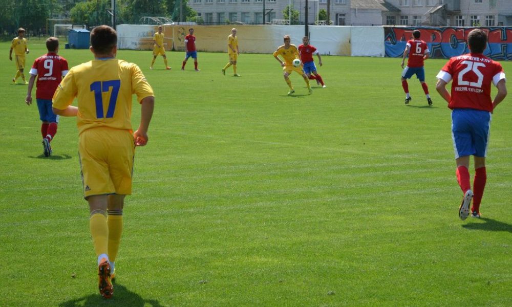 Напряженная борьба на поле «Арсенала» и команды Украина U-20