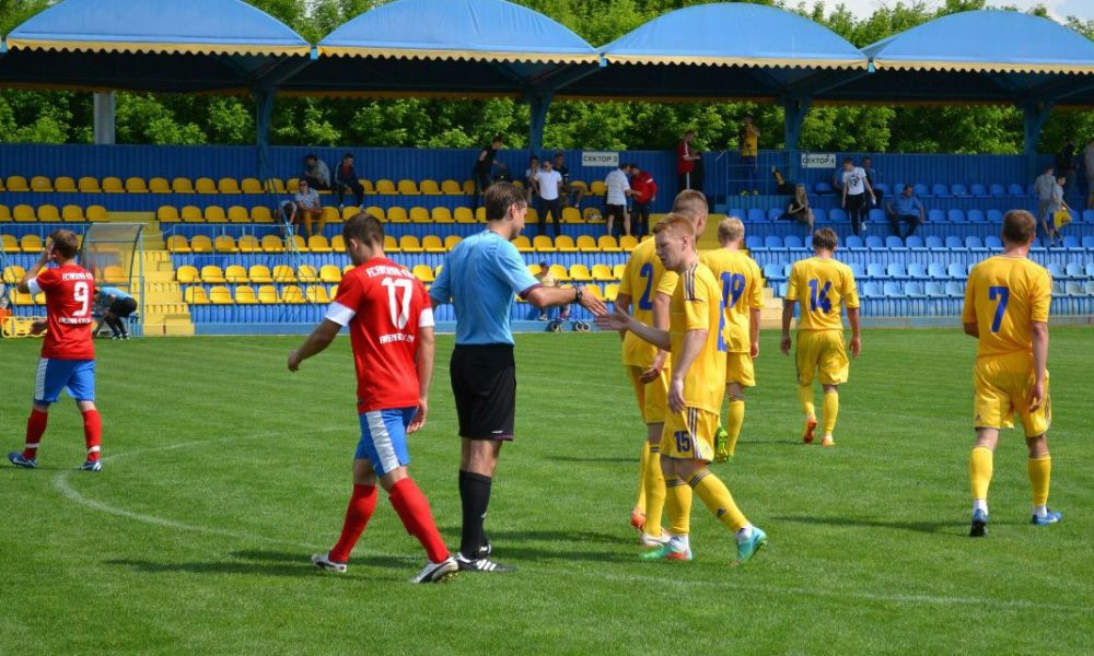 Игрок молодежной сборной Украины с арбитром