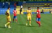 На поле здороваются футболисты «Арсенала» и молодежной сборной Украины