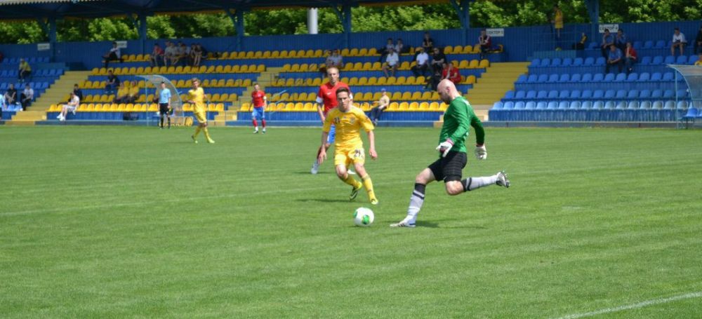 Вратарь выбивает мяч в поле на матче «Арсенал» - Украина U-20