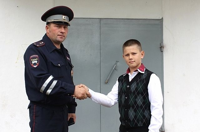 Инспектор ДПС лейтенант Юрий Морозков поблагодарил Данила за помощь полиции.