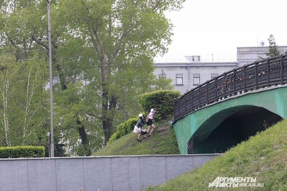 С этого моста у иркутских выпускников принято махать проезжающим внизу автомобилям.