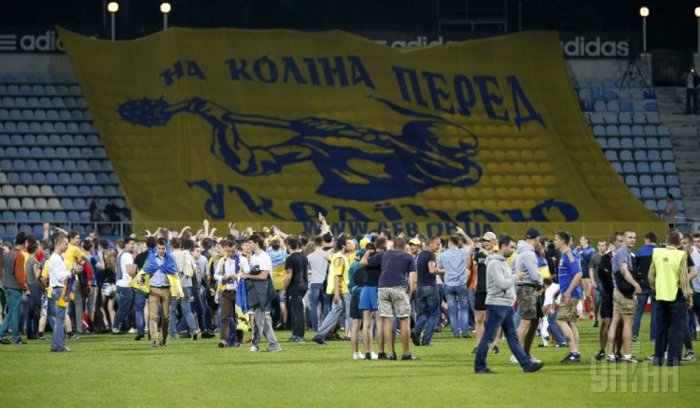 Болельщики вышли на поле после победы украинских футболистов