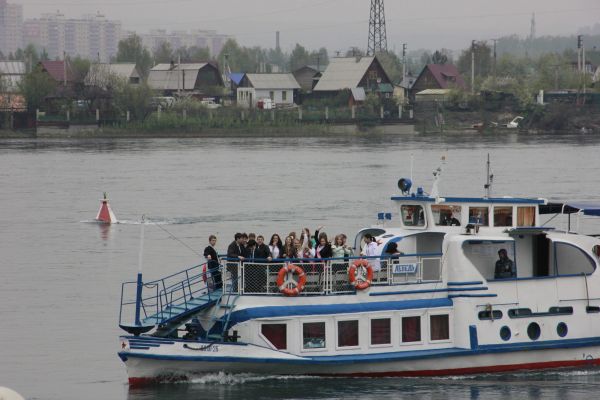 В Иркутске в день последнего звонка каждый выпускник  обязательно посещает набережную Ангары. Здесь вчерашние школьники загадывают желания.