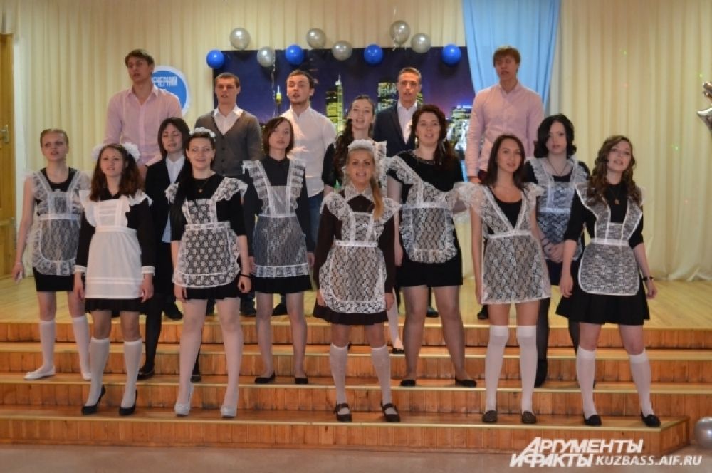 В средней общеобразовательной школе №5 г. Кемерово всего 18 выпускников, но они постарались сделать свой праздник ярким и незабываемым. 