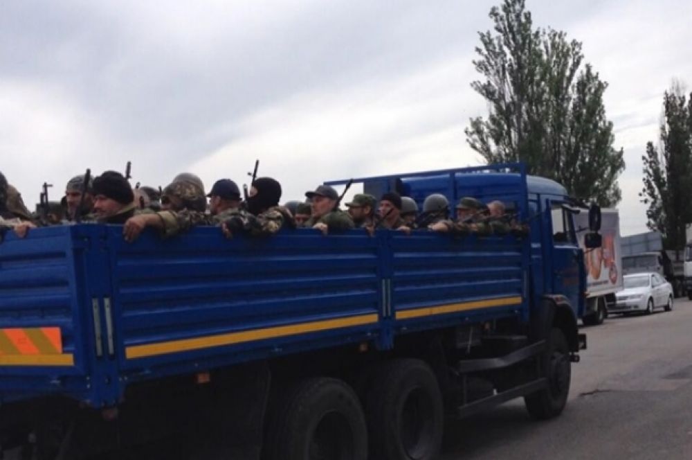 Боевики на грузовике уезжают из Карловки