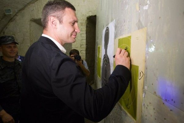 Виталий Кличко оставляет автограф в тире
