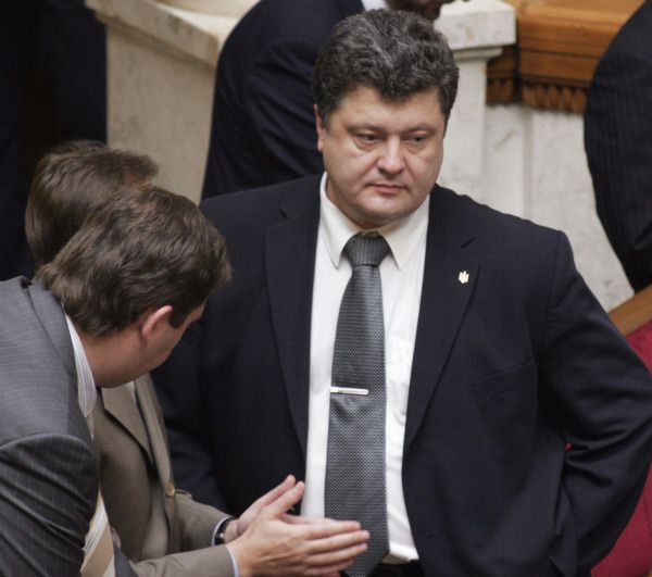 Довольно скоро, в 2006 году, Порошенко вновь был избран в украинский парламент, он возглавил комитет по финансам и банковской деятельности. С февраля 2007 года по март 2012 года политик занимал пост председателя Совета Национального банка Украины.