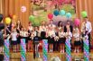 Первоклассники поздравили выпускников в одной из московских школ.
