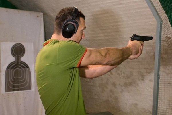 Владимир Кличко целится в мишень