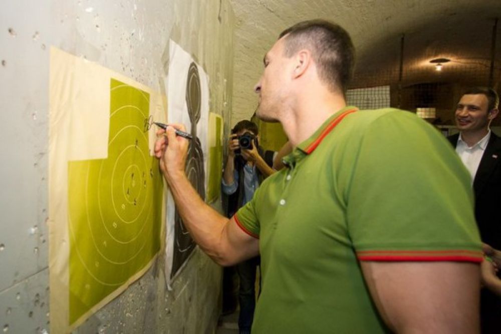 Владимир Кличко оставляет автограф в тире